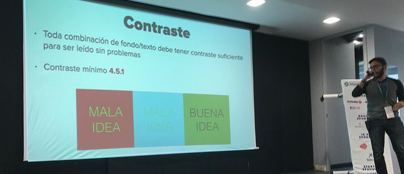 Mario Aguiar explicando contraste en su charla de Accesbilidad en la web